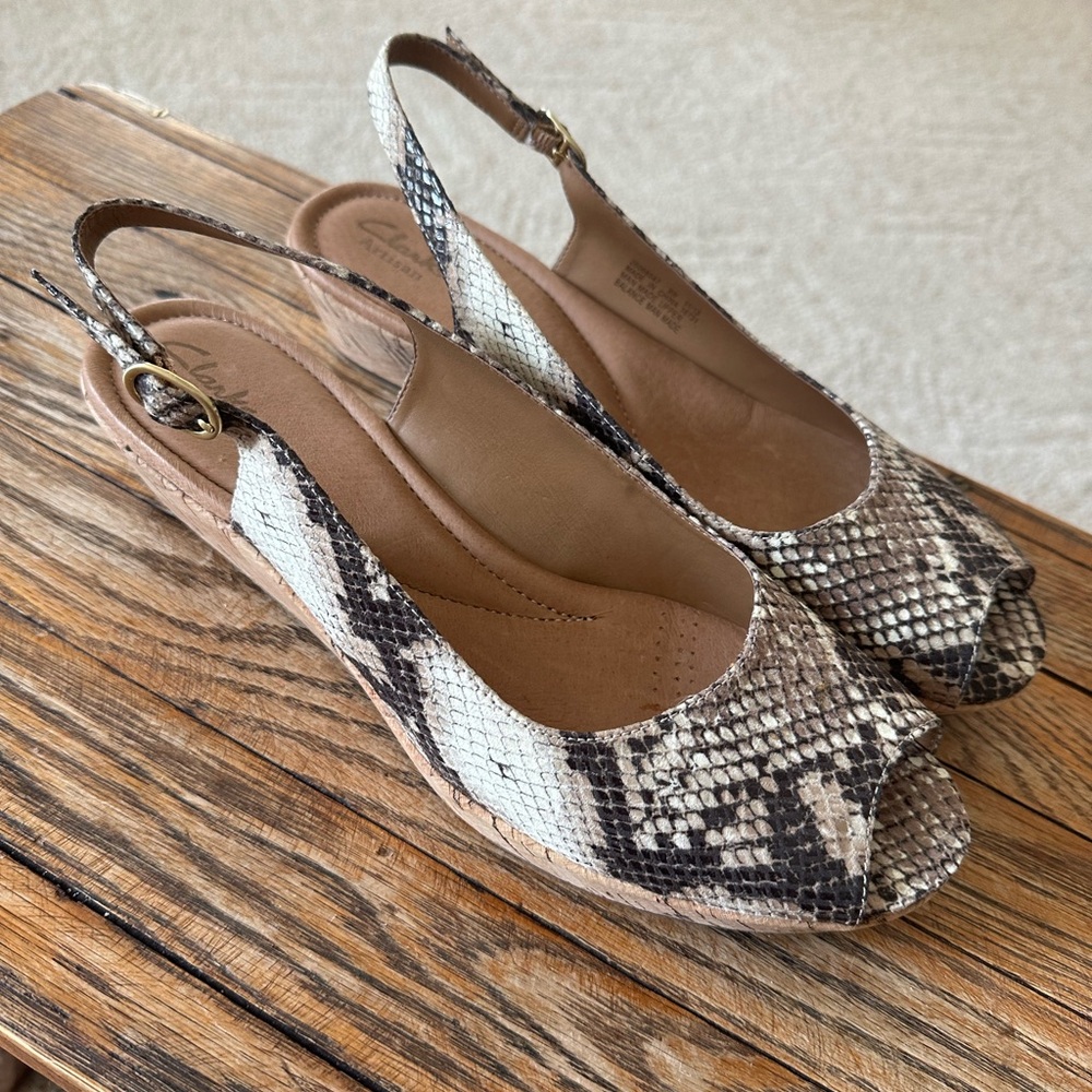 Clarks Artisan Orlena women’s currant snakeskin cork Open Toe Wedge size…